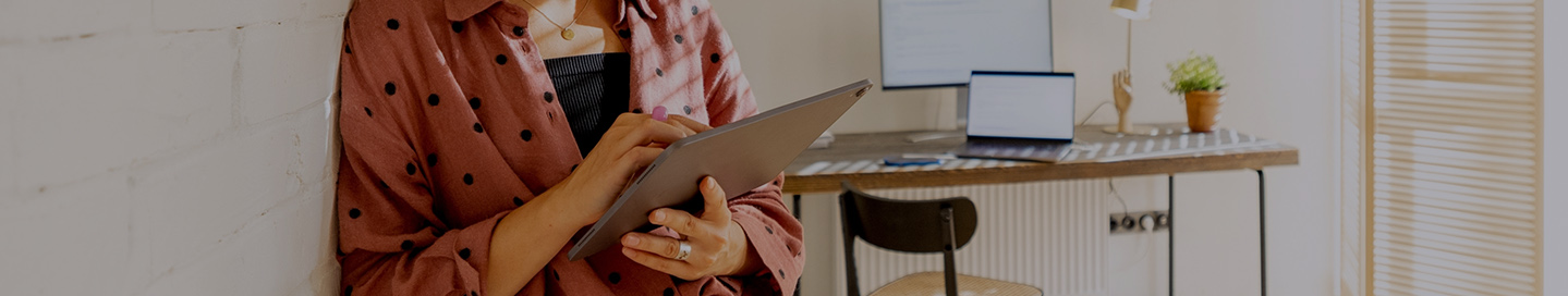 A Chubb customer applying for insurance on a tablet.