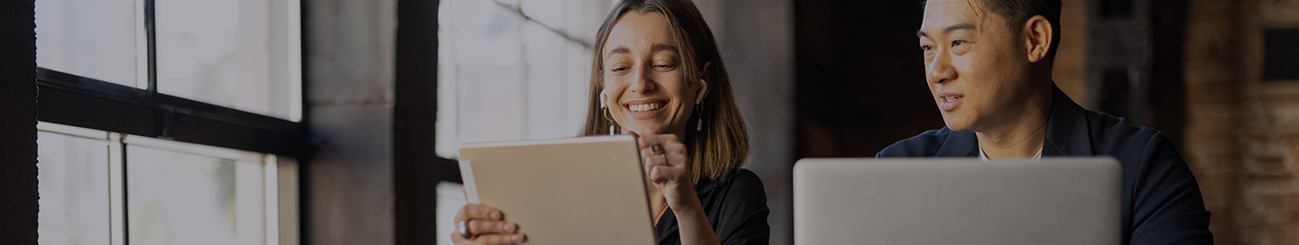 A Hiscox insurance agent helps a client.