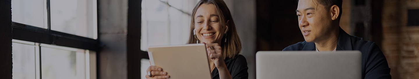 A Hiscox insurance agent helps a client. A Hiscox insurance agent helps a client.